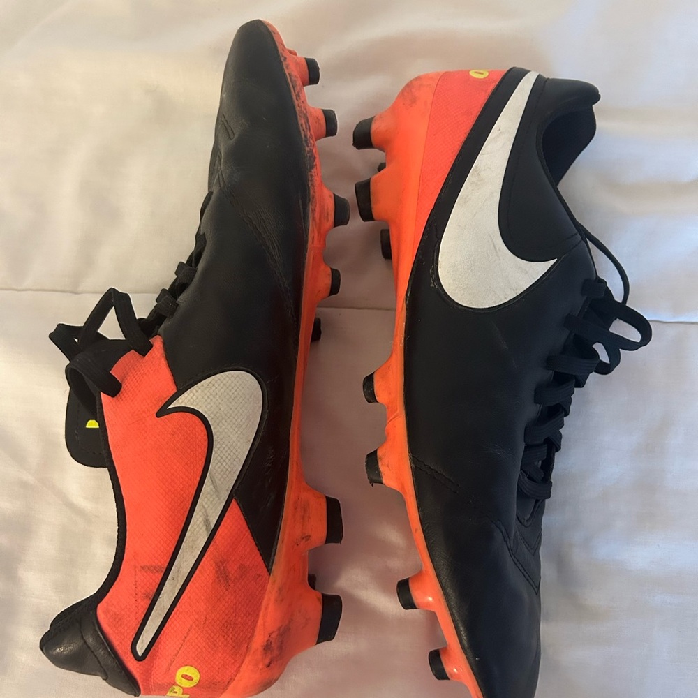 nike black and coral soccer cleats